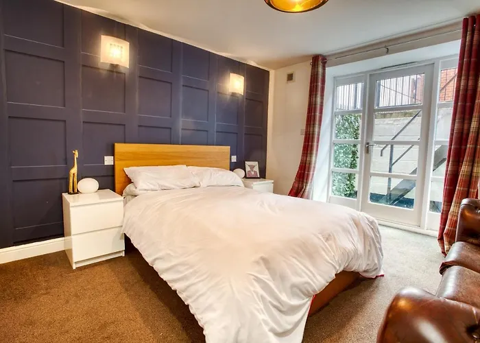 Pass The Keys 2 Bed Flat In Old School House